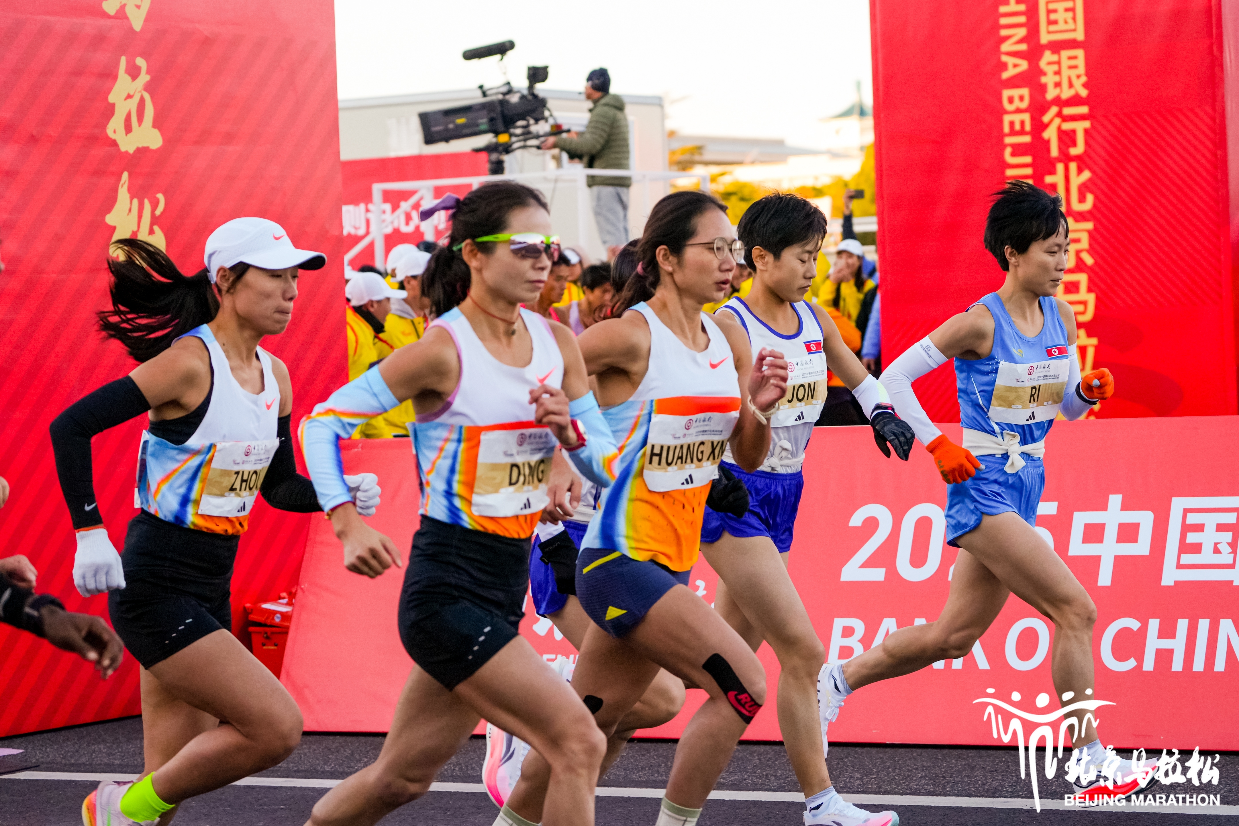 2025北京马拉松埃塞俄比亚选手包揽男女冠军 赛道