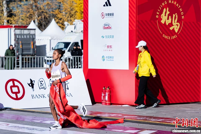 2025北京马拉松埃塞俄比亚选手包揽男女冠军 赛道