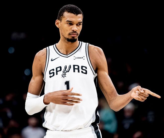 文班亚马统治攻防马刺险胜快船 50胜里程碑近在