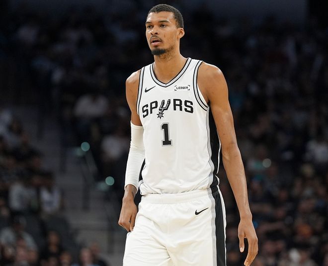 文班亚马统治攻防马刺险胜快船 50胜里程碑近在