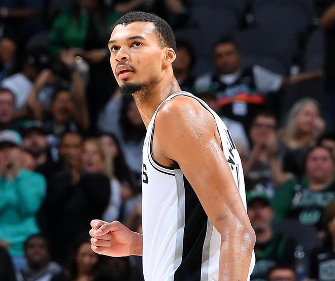 文班亚马统治攻防马刺险胜快船 50胜里程碑近在