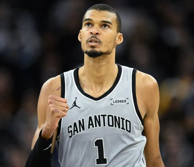 文班亚马统治攻防马刺险胜快船 50胜里程碑近在