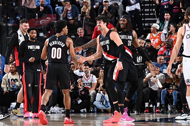 开拓者双杀快船 阿夫迪亚准三双助球队登顶西部