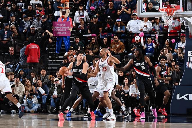 开拓者双杀快船 阿夫迪亚准三双助球队登顶西部