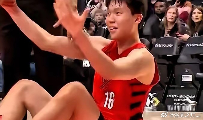 杨瀚森NBA首吃T！遭对手抱摔仍强硬回应
