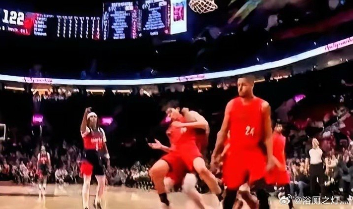 杨瀚森NBA首吃T！遭对手抱摔仍强硬回应