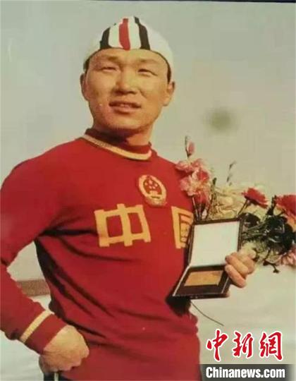 罗致焕捐赠60年前比赛服纪念中国首枚冬季项目世