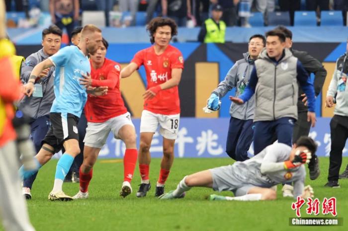 足协开出赛季最重罚单：大连英博与广州队冲突