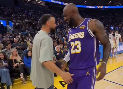 詹姆斯赛前拥抱库里诠释传奇友谊 库里因伤缺席