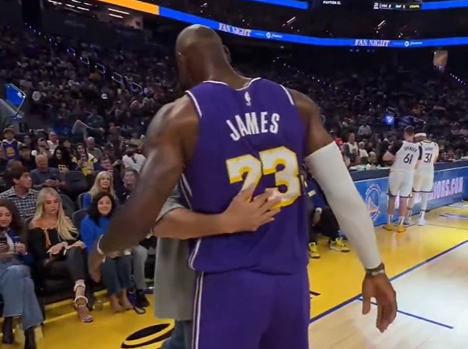 詹姆斯赛前拥抱库里诠释传奇友谊 库里因伤缺席