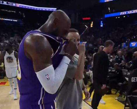 詹姆斯赛前拥抱库里诠释传奇友谊 库里因伤缺席